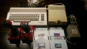 Commodore 64 komplett mit 2 joystick; kabeln, 4 spiele - Bild 1 von 1