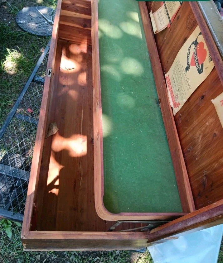 Cofre de cedro Roos Sweetheart Forest Park, Il vintage de los años 50 Foto 1 de 4