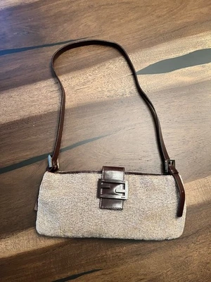 Bolso de hombro Fendi Baguette con cuentas beige con correa de cuero y acento de hebilla Foto 1 de 4