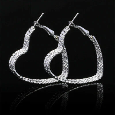 Orecchini A Forma Di Cuore In Argento Lavorazione Martellata Per Questa Stagione - Immagine 1 di 4