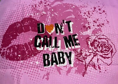Panel de tela rosa Harley Davidson 24” x 19” "Don't Call Me Baby" auténtico NUEVO Foto 1 de 4