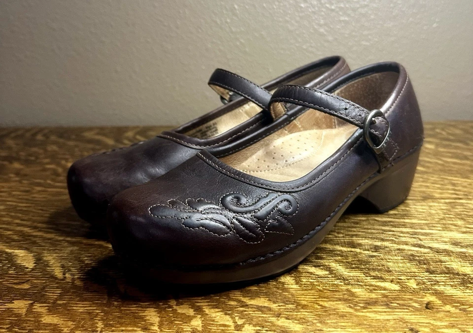 Zuecos florales bordados de cuero marrón Dansko Savanna Mary Jane para mujer talla EU 39 Foto 1 de 4