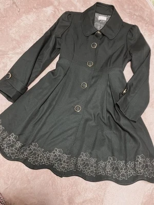 Gabardina negra bordada floral línea A usada Foto 1 de 4