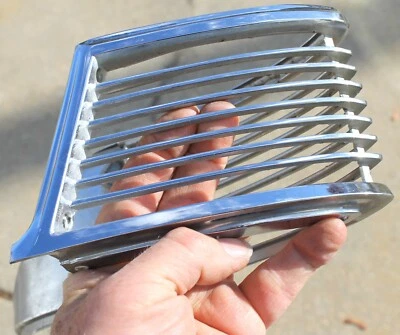 Moldura cromada luz de seta direita Chrysler New Yorker 1967 fabricante de equipamento original 2606624 - Imagem 1 de 4