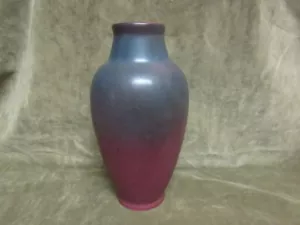 Vaso in ceramica artistica anni '20 a bulbo alto Van Briggle del Colorado colore viola blu - Foto 1 di 3