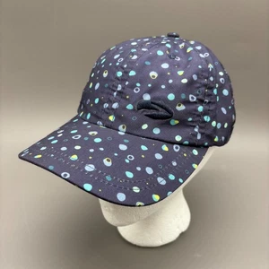 Gorra para correr Brooks para mujer azul marino con estampado de puntos multicolor gorra ajustable con tirantes” - Imagen 1 de 8