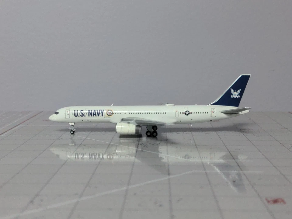 1:400 JC US NAVY B757-200 - Image 1 of 3