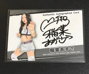 Scheda autografa scritta a mano 2024 BBM donna Pro Wrestling Azusa Inaba - Foto 1 di 2