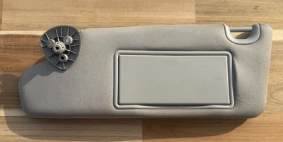 25788231 Chevrolet HHR 06-11 OEM genuino lado del conductor parasol gris pantalla izquierda Foto 1 de 3