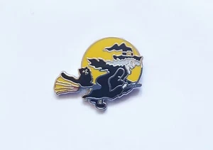 WITCH on broomstick Metal enamel Pin Badge P154 halloween horror - Picture 1 of 1