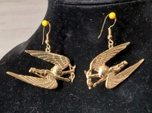 Orecchini pendenti cherubini volanti Cupido JJ Jonette tono oro traforati vintage 2x1'' - Foto 1 di 4