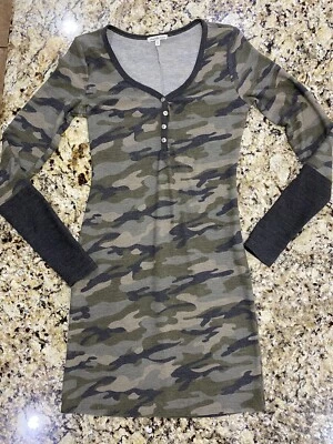 Vestido de camuflaje ajustado Charlotte Russe XS elástico tejido pequeño Foto 1 de 3