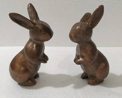 Juego de 2 conejos de metal esculturas de liebre mesa Foto 1 de 4
