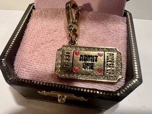 Juicy Couture Boleto Dorado Cabina de Besos Admite Un Dije Estrás Nuevo - Imagen 1 de 13