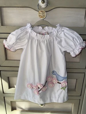 女宝宝 12 个月白色连衣裙带鸟和纽扣细节 Southern Tots 出品 — 第 1/4 张图片