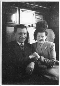 1946 s/w Foto AK Paar auf Schiff Zug Le Harve nach Paris - Bild 1 von 2