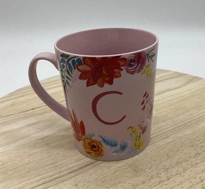 Taza de café Hearth & Hand con monograma Magnolia C rosa floral gres Foto 1 de 4