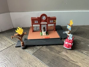 Disney Pixar Cars RADIATOR SPRINGS COURTHOUSE RED'S FIRE STATION SET Maßstab 1:55 - Bild 1 von 7
