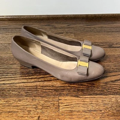 Zapatos de salón de ballet Salvatore Ferragamo gris topo Vara con arco de cuero para mujer 9,5AA de colección Foto 1 de 4