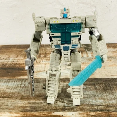 Transformers Generations War for Cybertron Siege Leader Class Ultra Magnus - Image 1 of 2