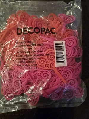 144 piezas de cupcakes de corazón con pergamino rojo, rosa de San Valentín selecciones de DecoPac  Foto 1 de 3
