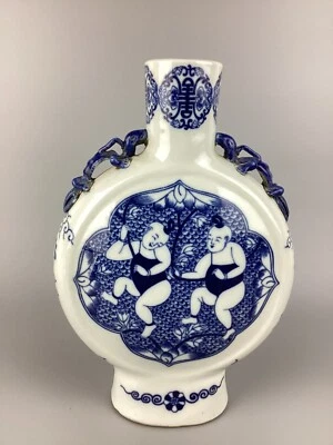 18C período Kangxi 清康熙 青花嬰戲抱月瓶 Un frasco de luna 'niños' azul y blanco Foto 1 de 4