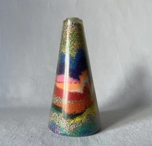 Escultura artística CONE retro de plástico de colores brillantes llena de arena - Imagen 1 de 8