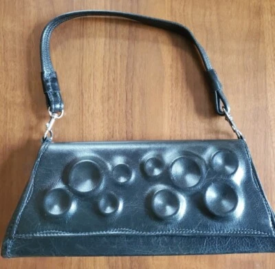 Cartera artesanal Willi Nilli by Susanne Williams cuero negro cráter lunar Foto 1 de 4