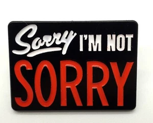 Sorry I'm Not Sorry Emaille Pin Anstecker Brosche Humor Satire Lustiger Spruch Neu - Bild 1 von 2