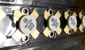1 STCK. Motorola MRF255 RF TRANSISTOR N-KANAL BREITBAND RF POWER FET USA Verkäufer! - Bild 1 von 9