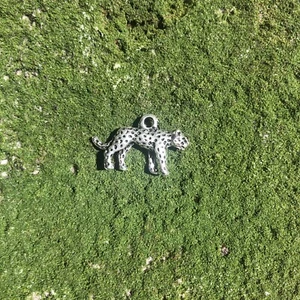 4 dijes de leopardo tono plata artesanía metal colgante animal 1" pulgada - Imagen 1 de 1