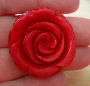 2 Red Resin Roses 35mm diameter to make your Pendant Necklace or Earrings - Picture 1 of 6
