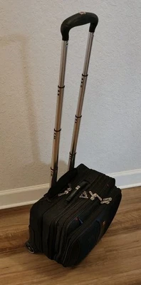 Wenger Patriot Rolling Business Suitcase 1 Piece Retractable Handle With Wheels  - Image 1 of 4