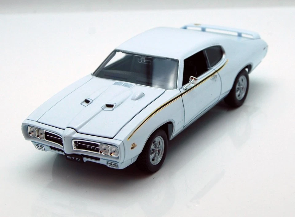 1969 Pontiac GTO, White - Welly 22501 - 1/24 scale Diecast Model Toy Car - Image 1 of 1
