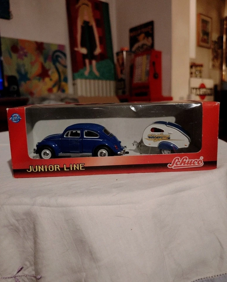 SCHUCO-VOLKSWAGEN BEETLE Con Roulotte - Modellino Auto Junior Line -Scala 1:43 - Immagine 1 di 4