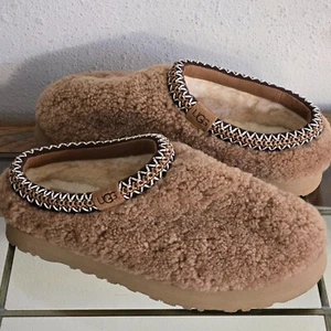 NWOB KIDS 5 CHESTNUT UGG MAXI CURLY TAZZ SHEEPSKIN SLIPPERS 1167810K WOMENS 7 - Picture 1 of 8