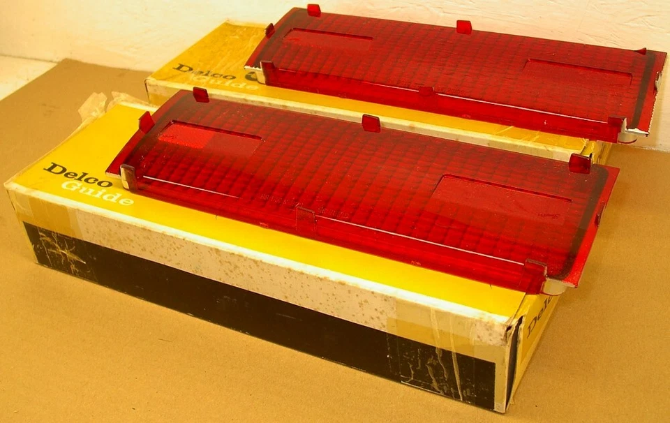 Juego de lentes de parada/lámpara trasera Oldsmobile Dynamic 88 Starfire Hardtop Guide NOS 1966 Foto 1 de 4