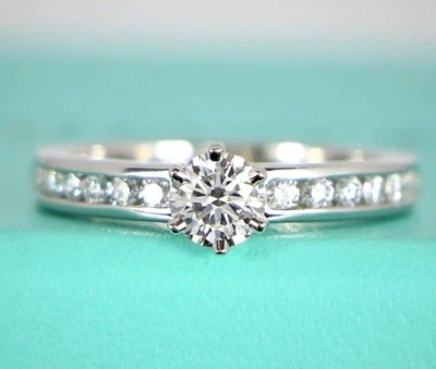 Anillo de compromiso Tiffany Co H VS2 platino 0,32 quilates redondo canal diamante 4 $4.800 Foto 1 de 4