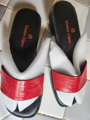 Sandalias planas Etienne Aigner junto a la piscina rojas y negras hechas en Brasil 6 Foto 1 de 3