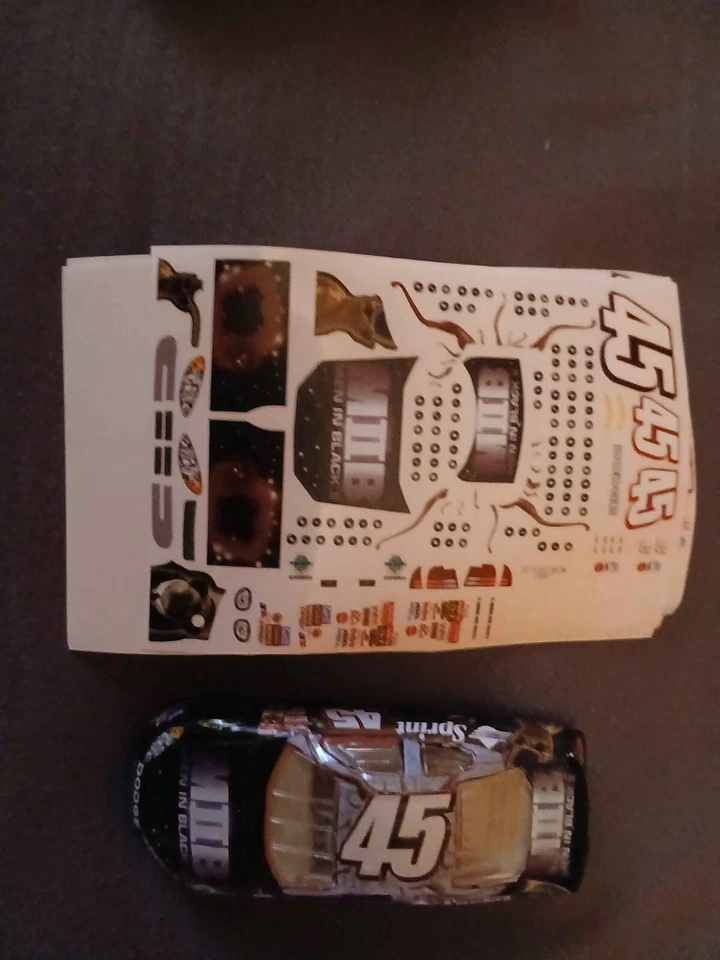 NASCAR 2002 KYLE PETTY MEN EN NEGRO 2 1 64 CALCOMANÍA PELAR Y PEGAR Foto 1 de 1