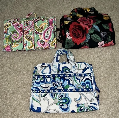 Lote de 3 Almohadillas Cambiadoras Vera Bradley Terrycloth Acolchadas Bebé y 2 Maquillaje Colgante Foto 1 de 3