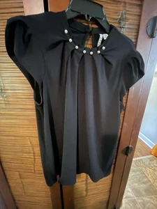 Schwarze Elle Bluse mit Kunstperlenausschnitt XS - Bild 1 von 3