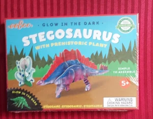 Glow In The Dark Stegosaurus mit prähistorischer Pflanze einfache Montage neu versiegelt - Bild 1 von 6