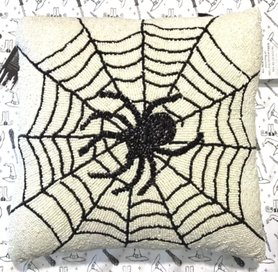 Almohada con cuentas de tela de araña de Halloween casa de vacaciones ropa de cama espeluznante decoración NUEVO Foto 1 de 2