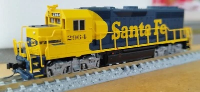 ATLAS N HTD-N7 GP40 Santa Fe #2964 NEW - Image 1 of 4