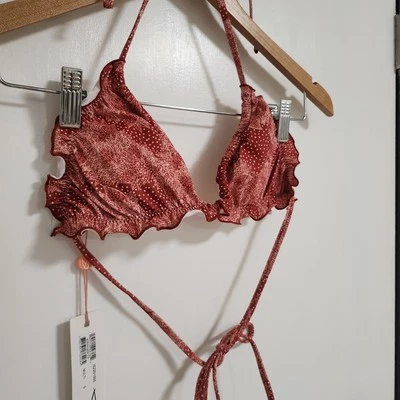 Top de bikini rojo visón Moroka rosa con volantes talla pequeña Foto 1 de 4