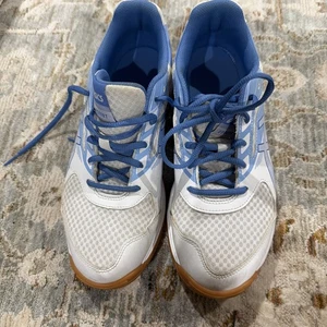 Zapato deportivo Asics Upcourt para mujer, blanco y azul, talla 9,5 - Imagen 1 de 8