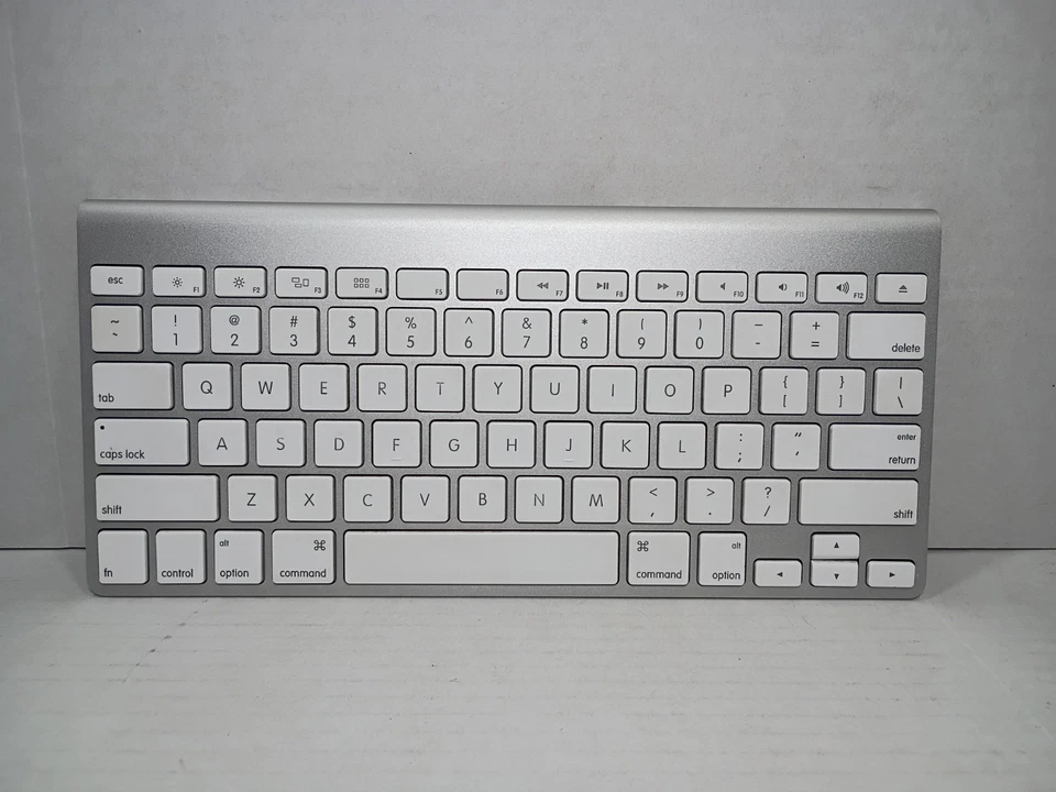 Teclado mágico Apple modelo #A1314 excelente estado Bluetooth Foto 1 de 4