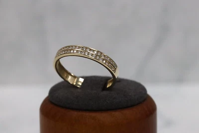 Anillo de media eternidad de circonitas cúbicas de oro amarillo de 9 quilates - talla R Foto 1 de 4