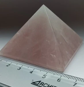 PIRAMIDE GRANDE QUARZO ROSA NATURALE 150g Lunghezza laterale 60mm - Foto 1 di 4